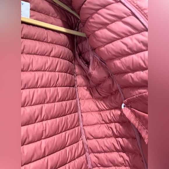 LIKE NEW Old Navy Women's Puffer Jacket in Pink - Picture 5 of 7
